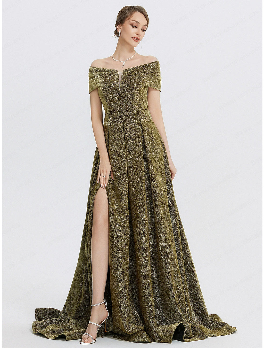 Abito da sera a trapezio, elegante, formale, con strascico a ruota, senza maniche, in charmeuse con scollo a cuore e spacco glitterato