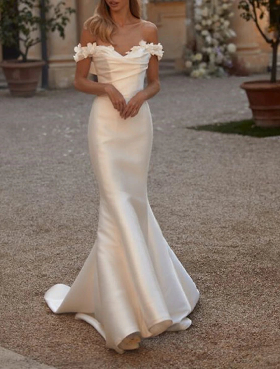 Vestidos de novia formales de compromiso, corte tubo/columna, hombros descubiertos, mangas cortas, cola de corte, satén, fruncido, color liso