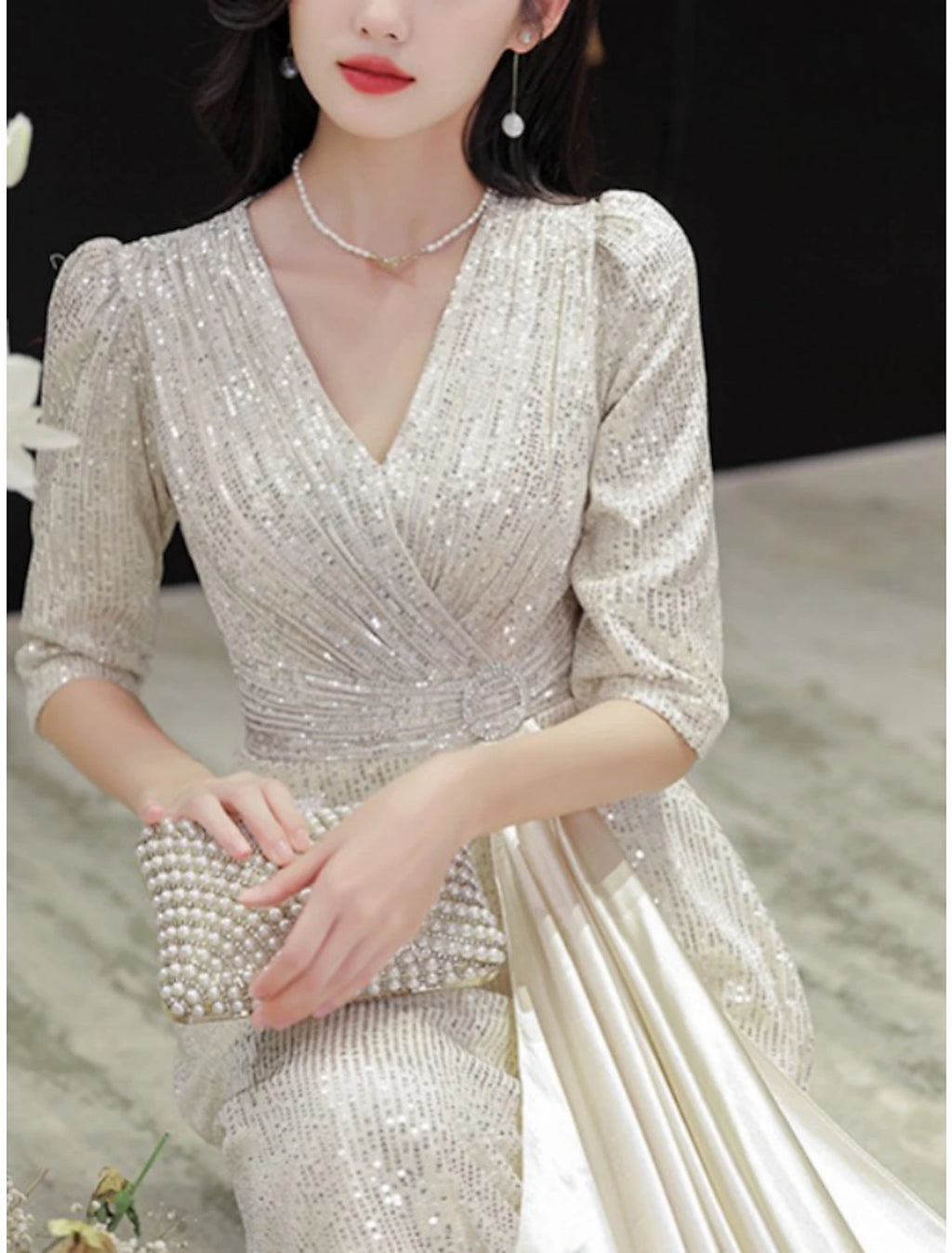 Vestido de madre de la novia de corte A, elegante, con brillo y brillo, escote en V pequeño, cola larga, lentejuelas, media manga con pliegues y broche de cristal.