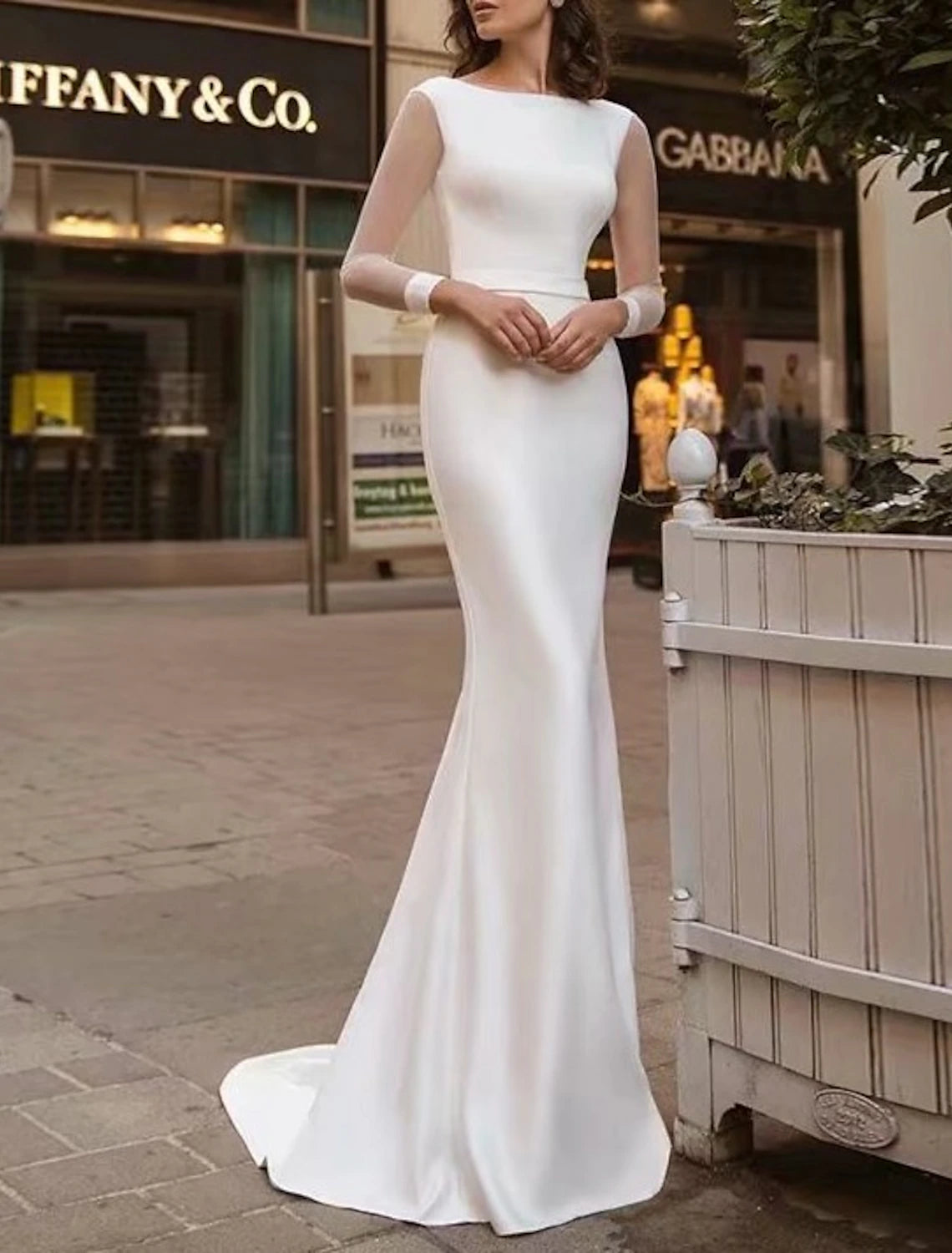 Vestidos de novia sencillos de estilo real con escote de sirena o trompeta, manga larga, cola de cepillo y cola de barrido de satén, color liso, para fiesta de bodas de verano.