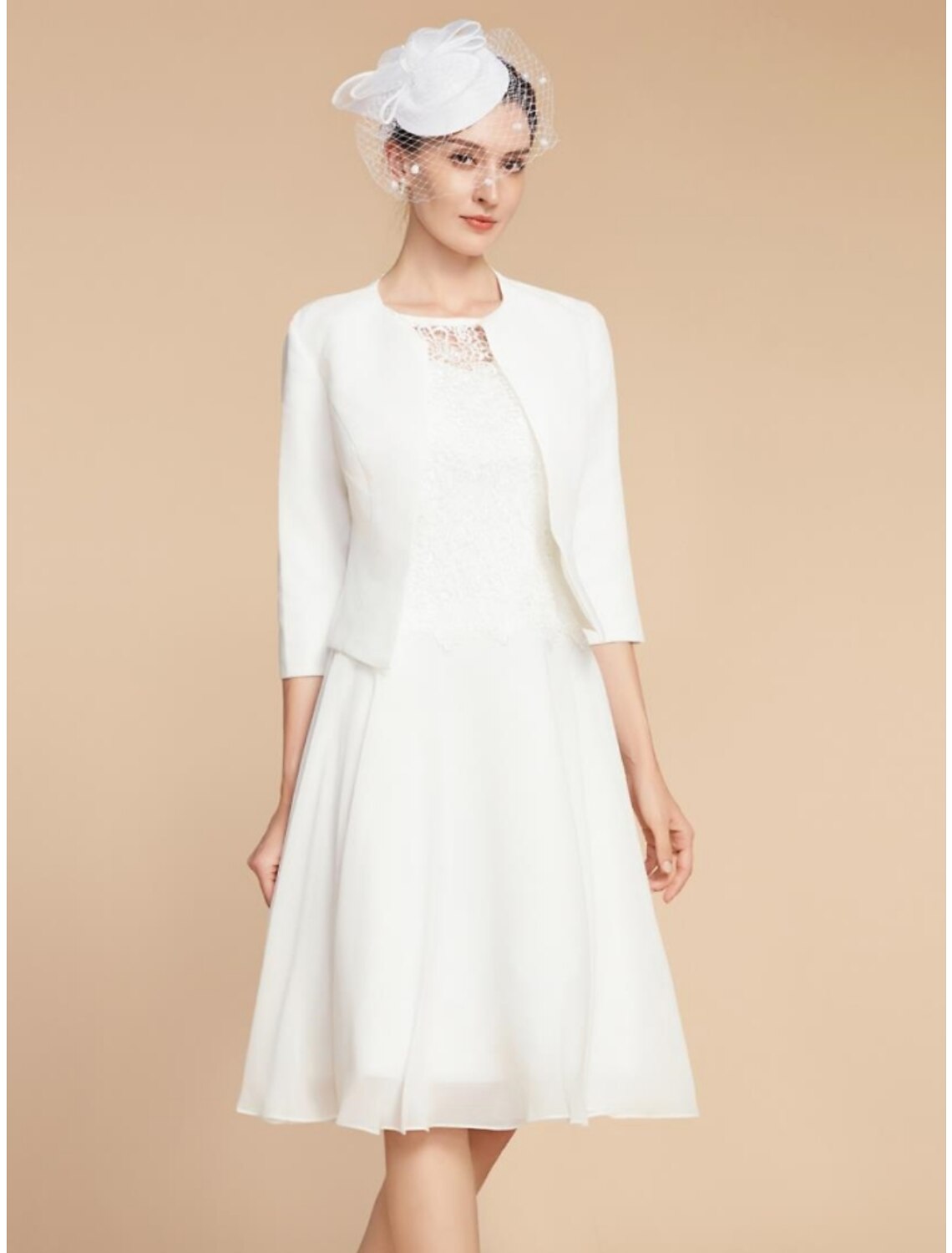 Vestido de dos piezas de corte A para madre de la novia, elegante, estilo pequeño, con escote joya, largo hasta la rodilla, de gasa, con encaje, manga 3/4 y pliegues, color liso.