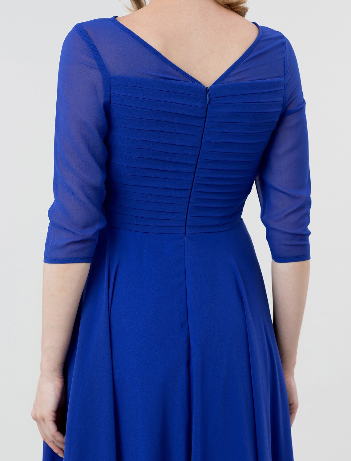 Abito da sera elegante a trapezio, da cerimonia, con scollo a barca, maniche a 3/4, lunghezza tè, in georgette con spilla di cristallo arricciata 2025 / maniche trasparenti