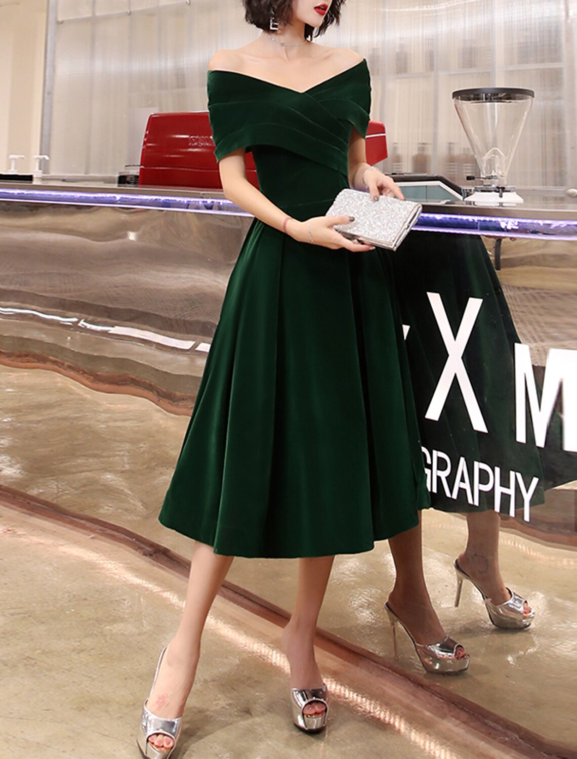 Vestido de fiesta de cóctel minimalista elegante de corte A con hombros descubiertos, manga corta, corto/mini, de terciopelo con pliegues entrecruzados.