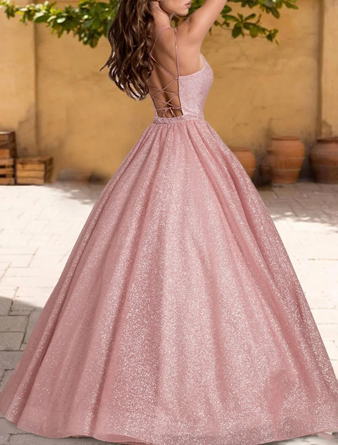 Vestido de quinceañera con brillo y brillo, largo hasta el suelo, sin mangas, tirantes finos, tul con purpurina y pliegues cruzados.