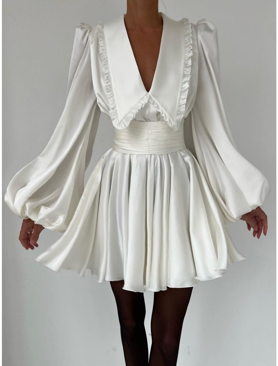 Vestidos de fiesta de corte A, vestido vintage, vestido corto/mini, vestido negro, manga larga, escote en V, satén con pliegues y volantes fruncidos.