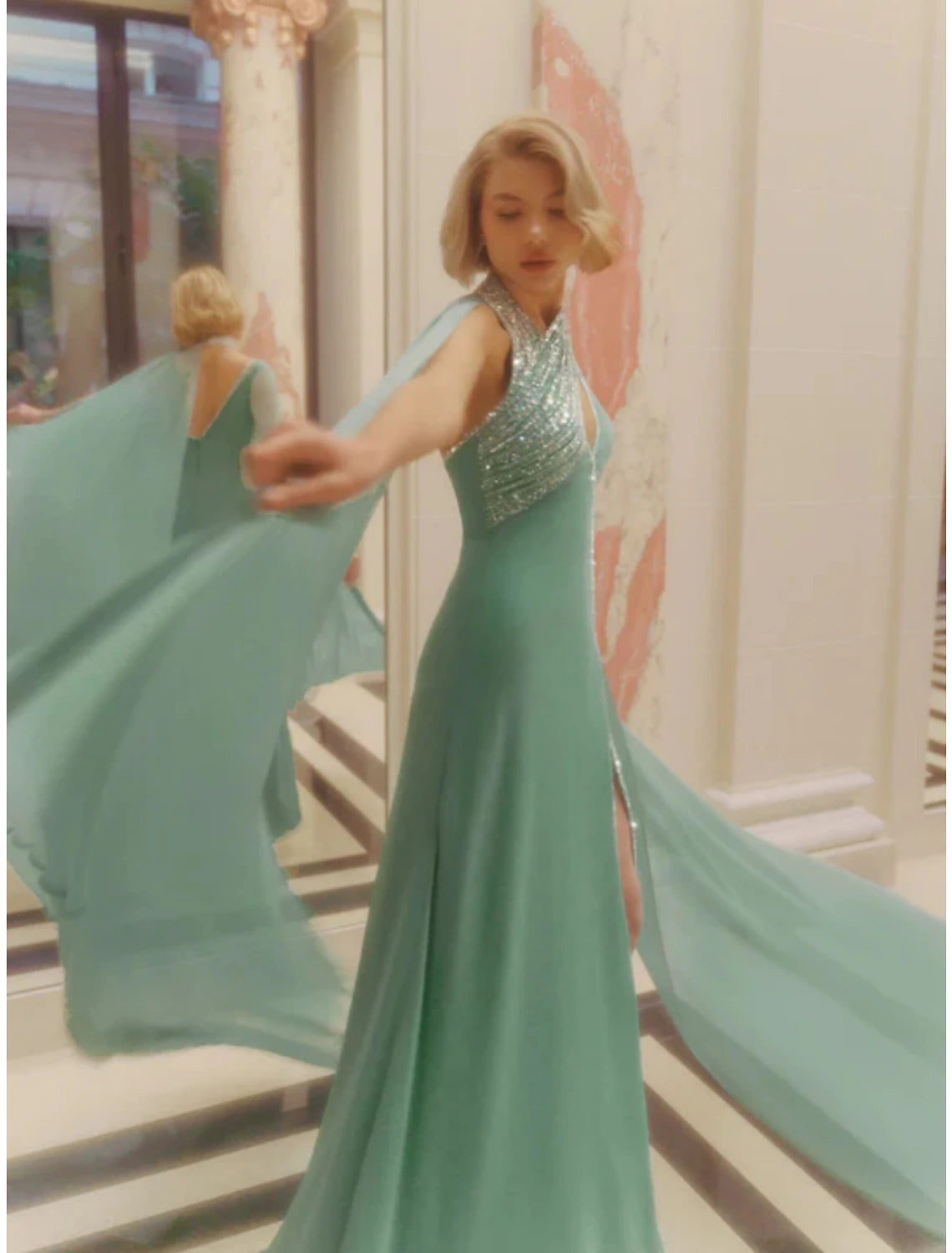 Abito da sera a trapezio, elegante, formale, con strascico, senza maniche, scollo a V, paillettes con glitter, pieghe e spacco.