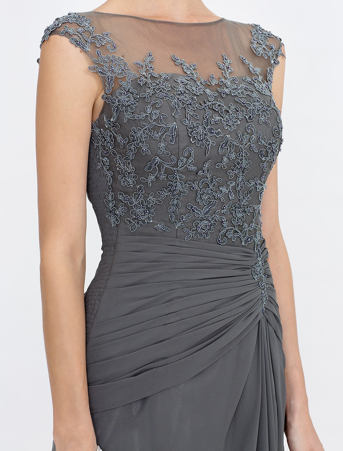 Abito da cerimonia per la madre della sposa, a trapezio, elegante, trasparente, con scollo a barchetta, lunghezza al pavimento, in chiffon e pizzo, senza maniche, con drappeggio laterale.