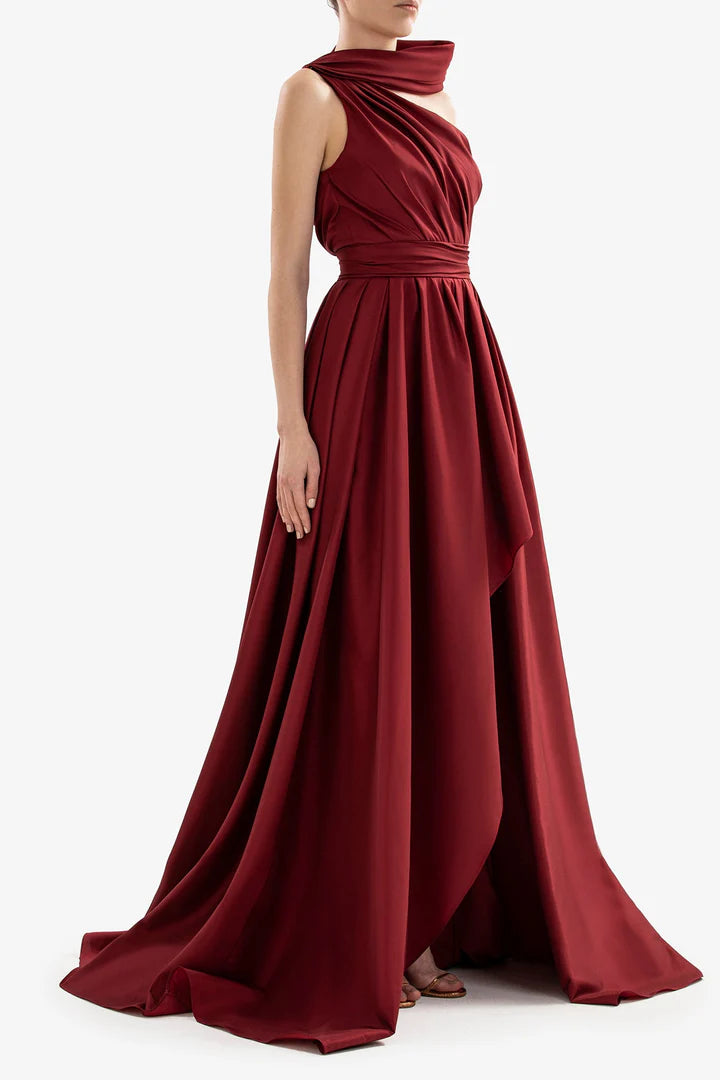 Prenda plisada de un solo hombro con vestido de noche