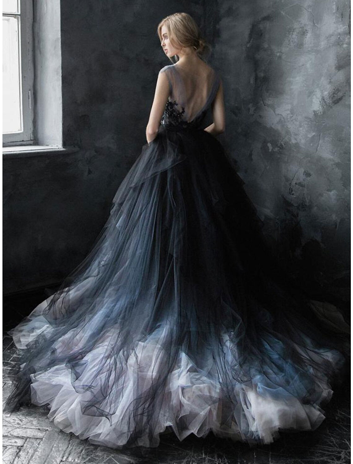 Vestido de novia negro estilo gótico de quinceañera, con bloques de color, cola larga, sin mangas, escote en V, tul, espalda en V y apliques plisados.