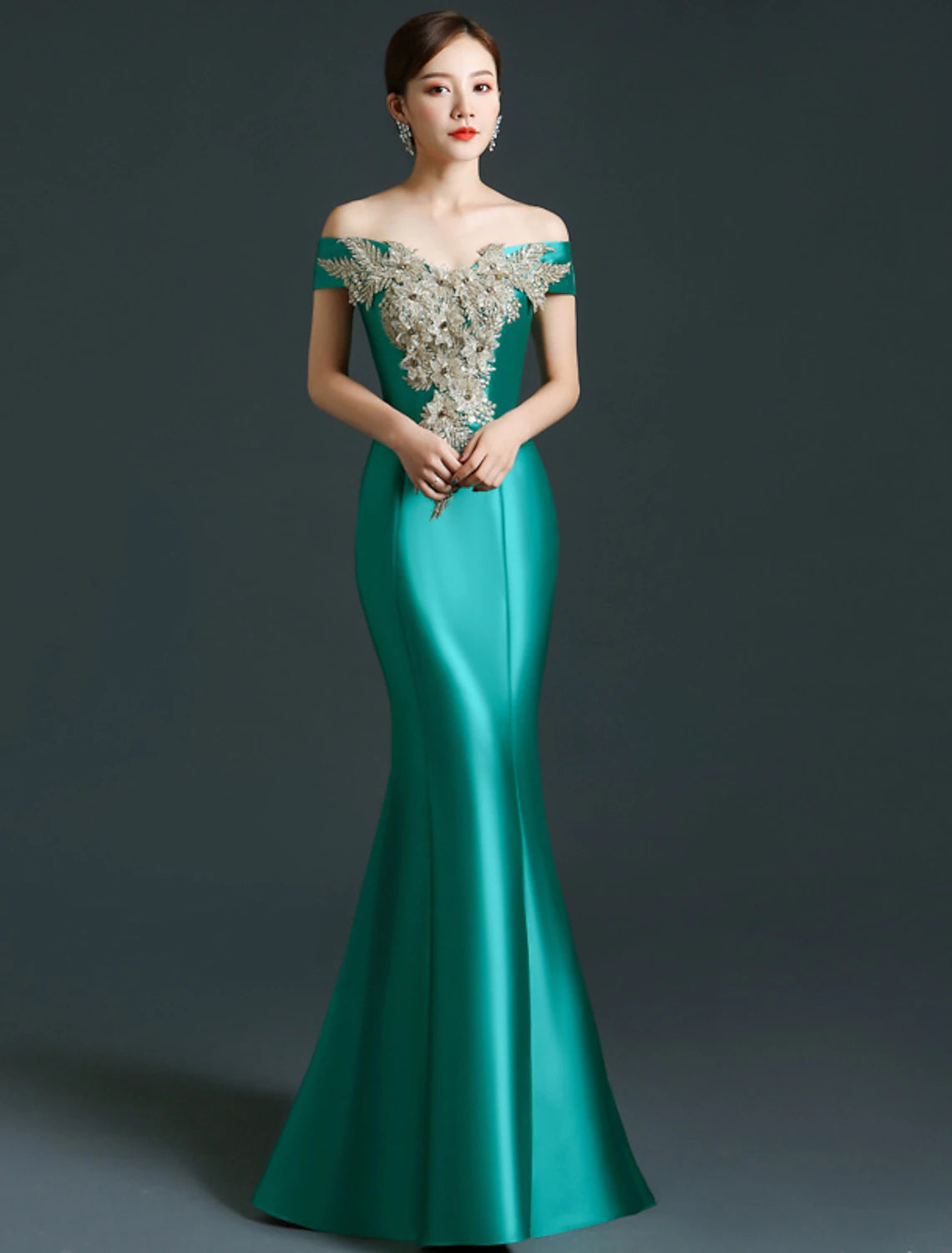 Vestido elegante de sirena/trompeta para madre de la novia, con hombros descubiertos, largo hasta el suelo, de satén, manga corta con apliques