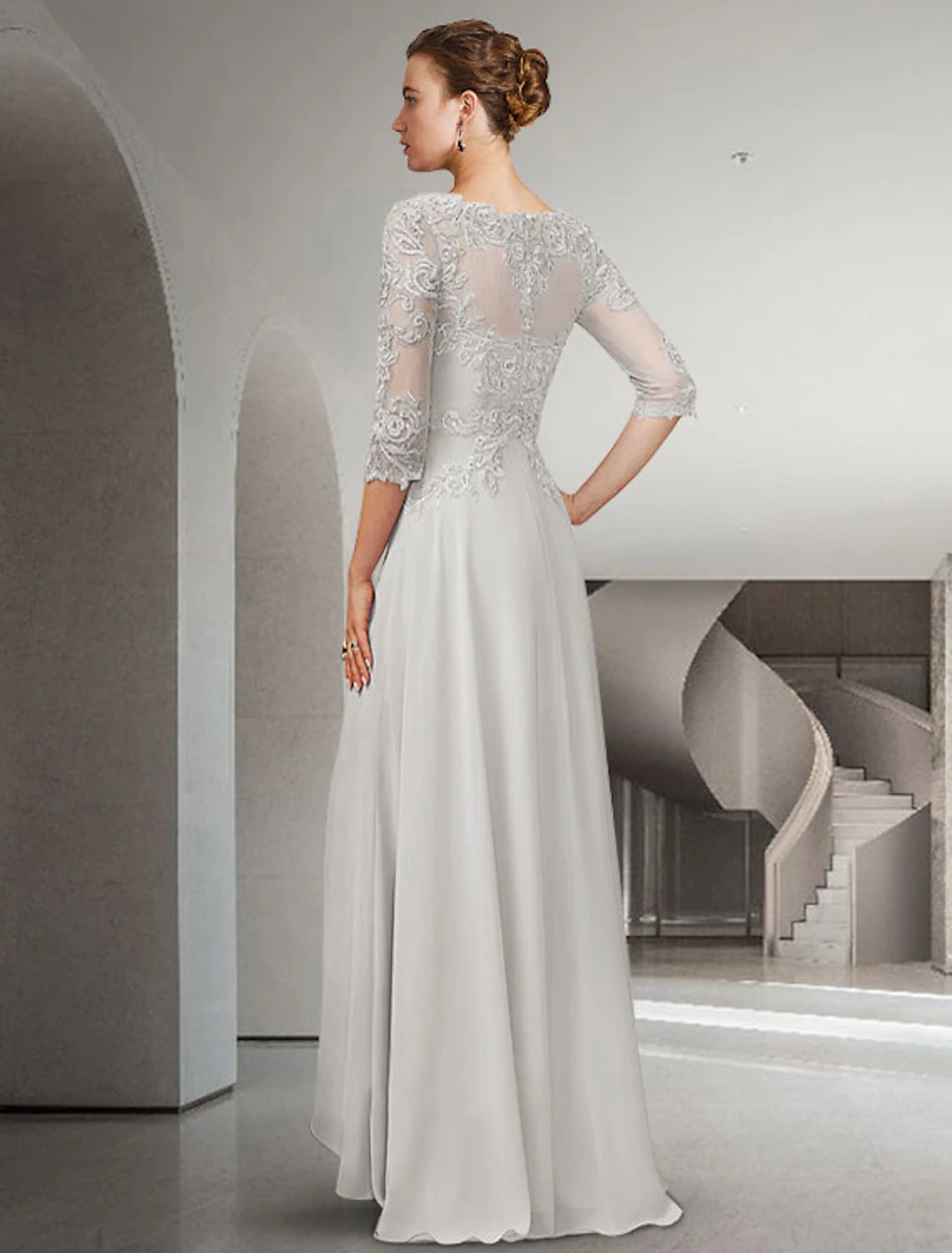 Abito da madre della sposa a trapezio, elegante, con scollo a V asimmetrico, in chiffon e pizzo, maniche a 3/4 con applicazioni a pieghe.