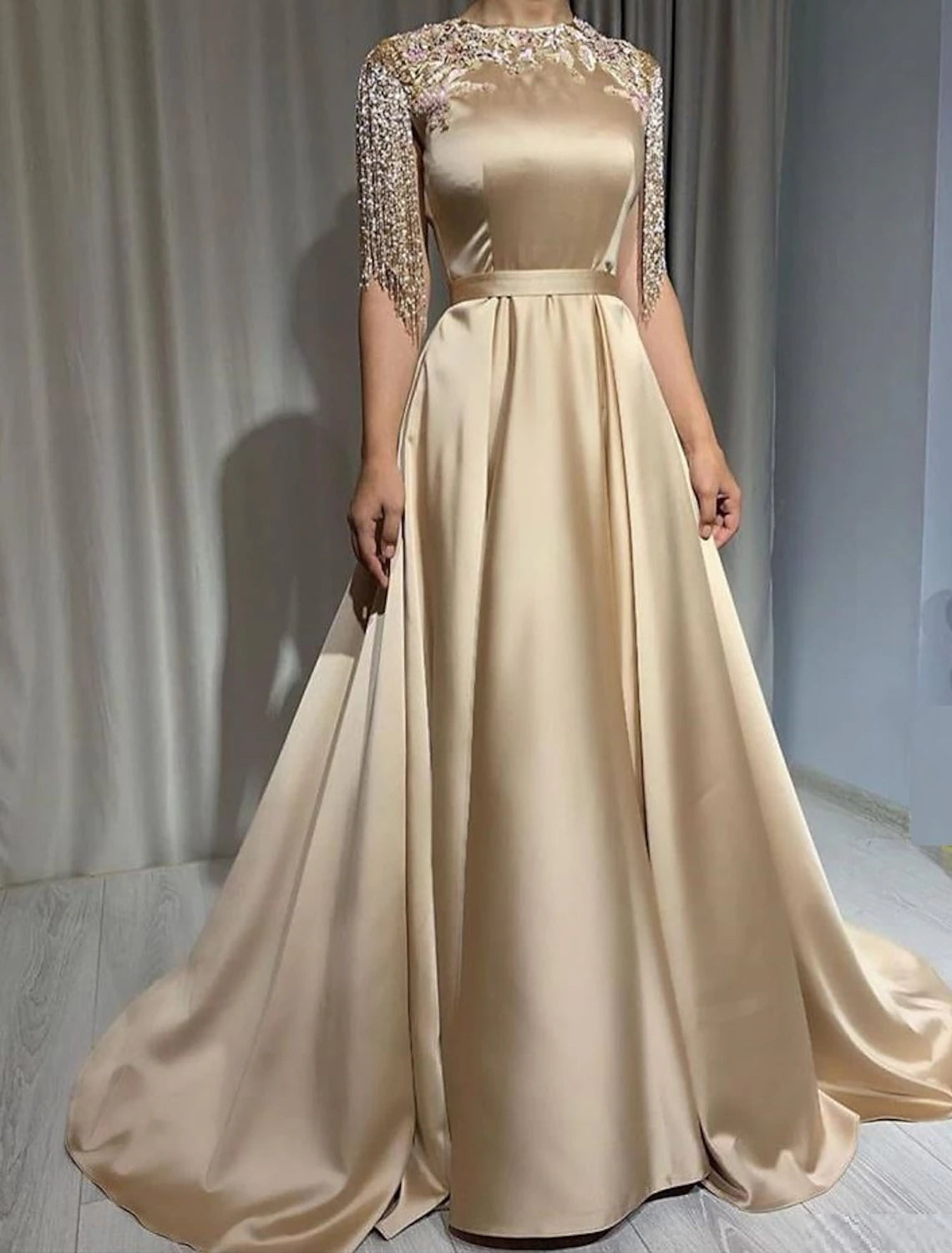 Abito da sera a trapezio, elegante, in maschera, con cravatta nera, lungo fino al pavimento, manica corta, collo alto, stile The Great Gatsby, in raso con applicazioni di frange e nappe.