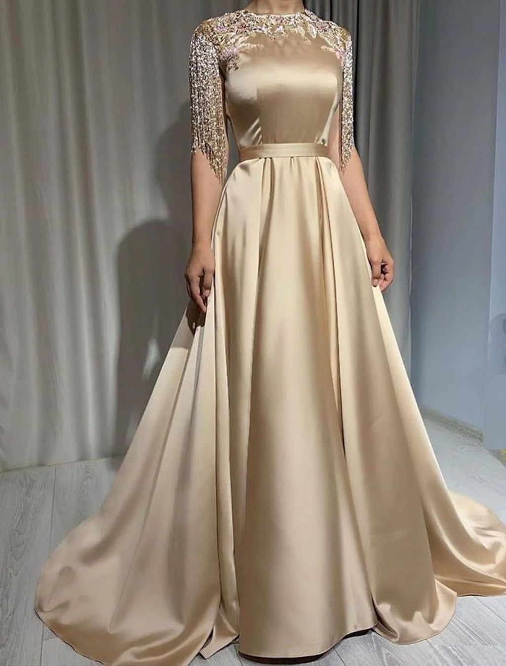 Abito da sera a trapezio, elegante, in maschera, con cravatta nera, lungo fino al pavimento, manica corta, collo alto, stile The Great Gatsby, in raso con applicazioni di frange e nappe.
