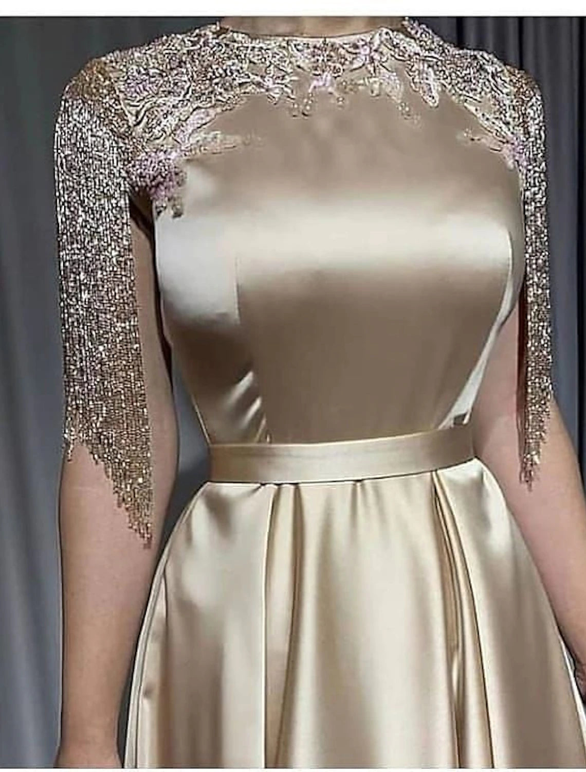 Abito da sera a trapezio, elegante, in maschera, con cravatta nera, lungo fino al pavimento, manica corta, collo alto, stile The Great Gatsby, in raso con applicazioni di frange e nappe.