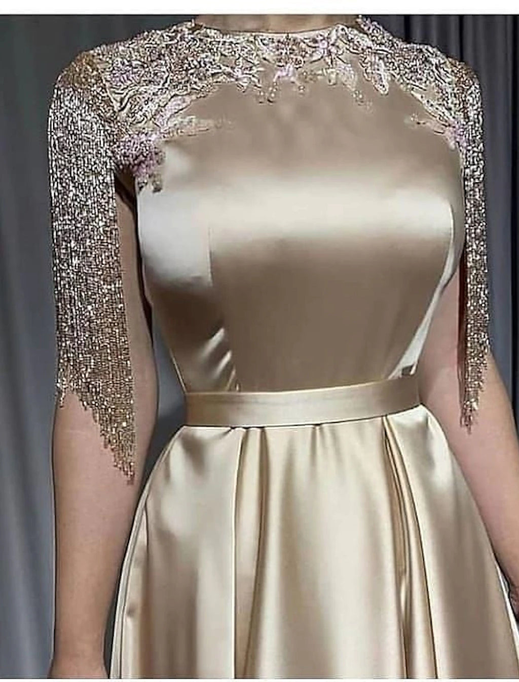 Abito da sera a trapezio, elegante, in maschera, con cravatta nera, lungo fino al pavimento, manica corta, collo alto, stile The Great Gatsby, in raso con applicazioni di frange e nappe.
