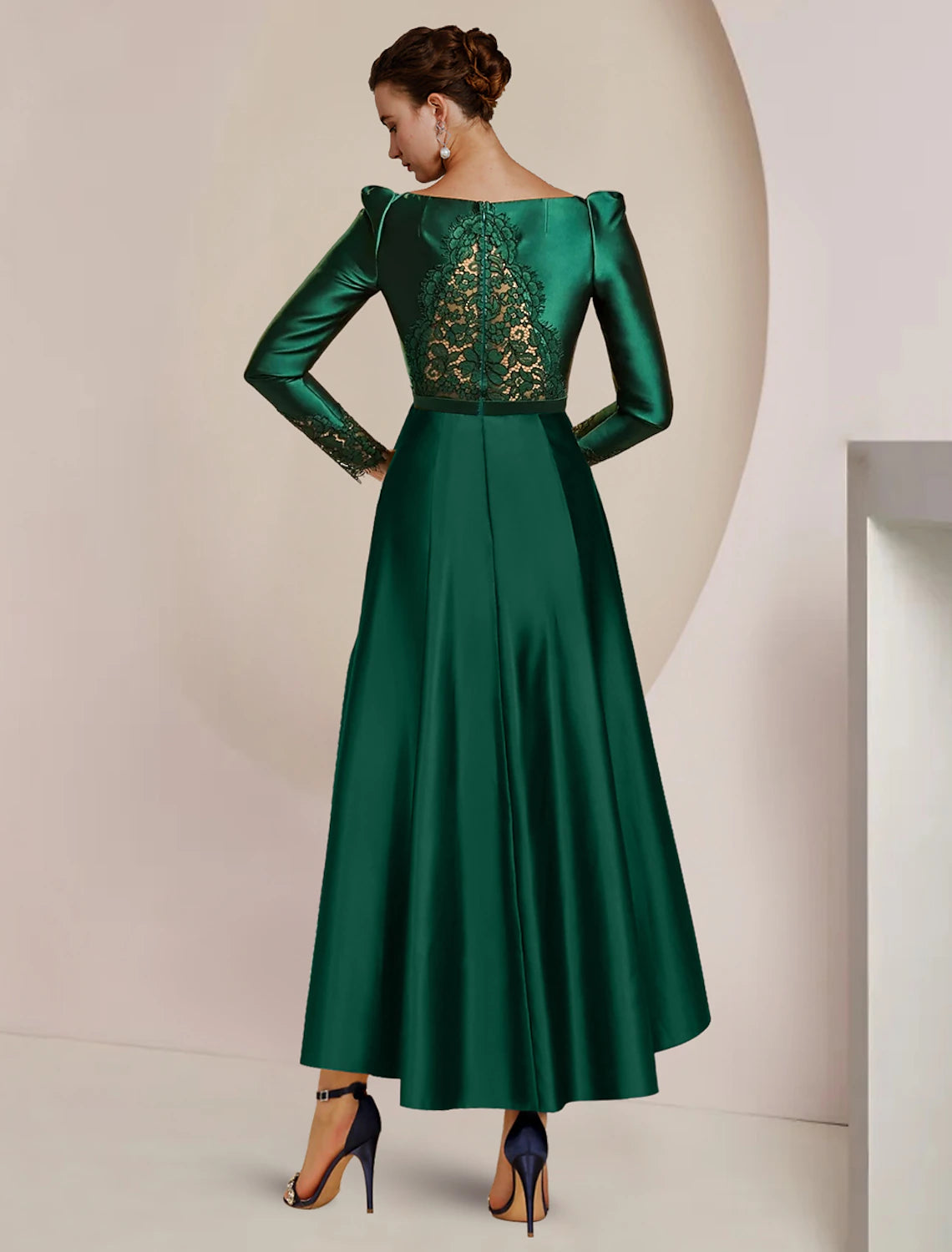 Abito da cerimonia per la madre della sposa, a trapezio, elegante, con scollo a barchetta, asimmetrico, lunghezza tè, in raso e pizzo, a maniche lunghe con pieghe