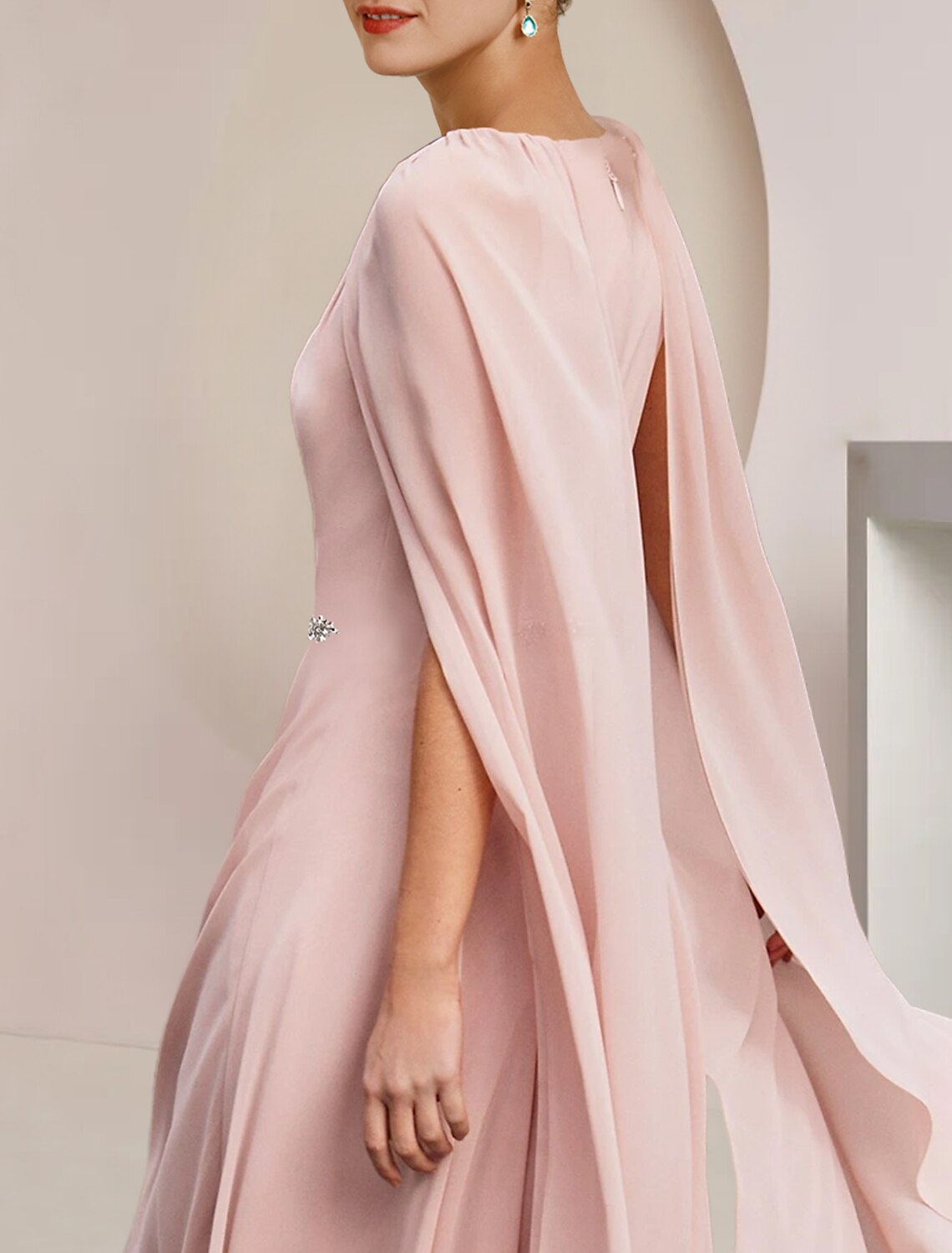 Abito da cerimonia per la madre della sposa, a trapezio, elegante, in chiffon, senza maniche, con scollo a barchetta e spilla di cristallo, lunghezza tè