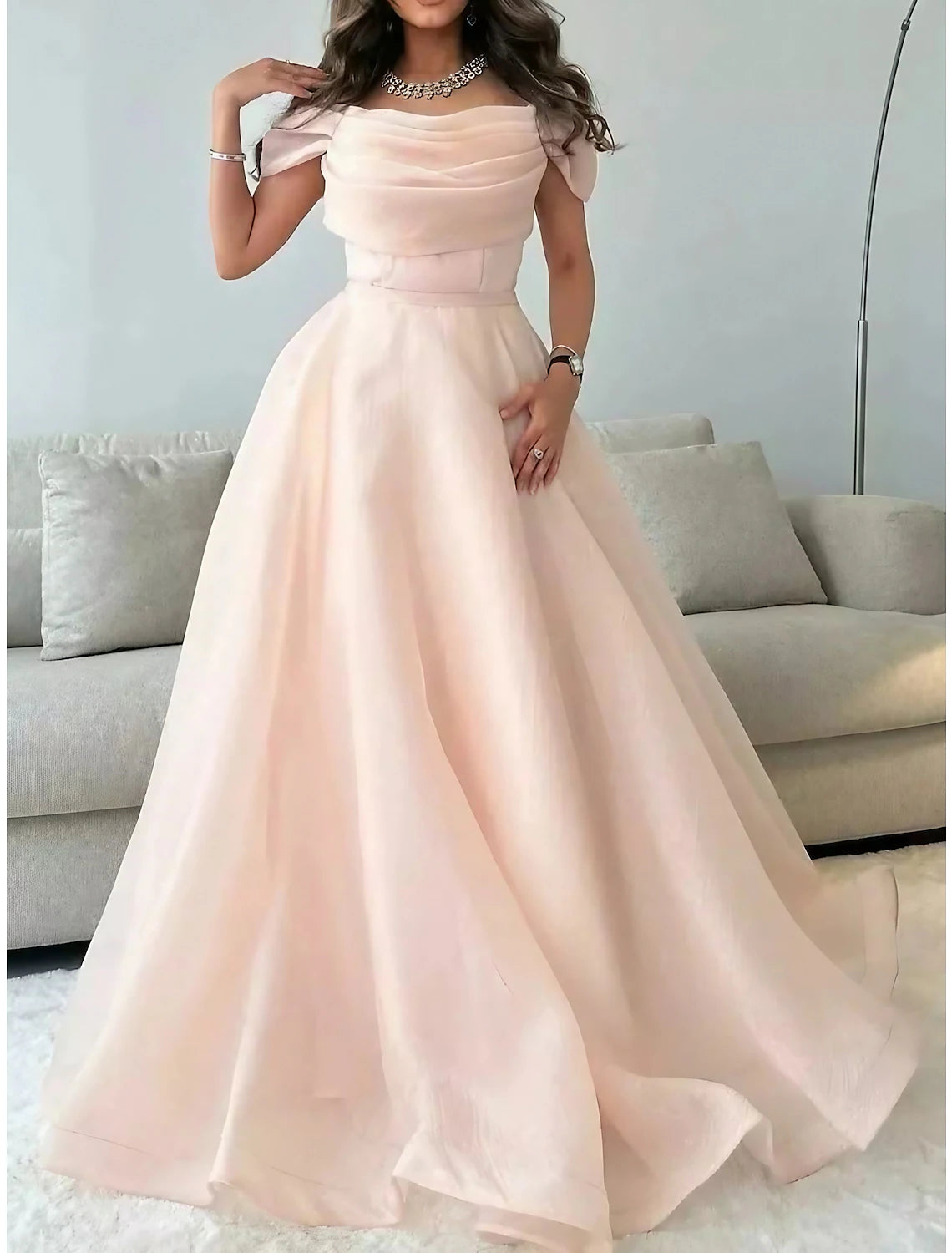 Vestido de noche elegante de corte A, formal, largo hasta el suelo, manga corta, hombros descubiertos, tul con pliegues y fruncido.