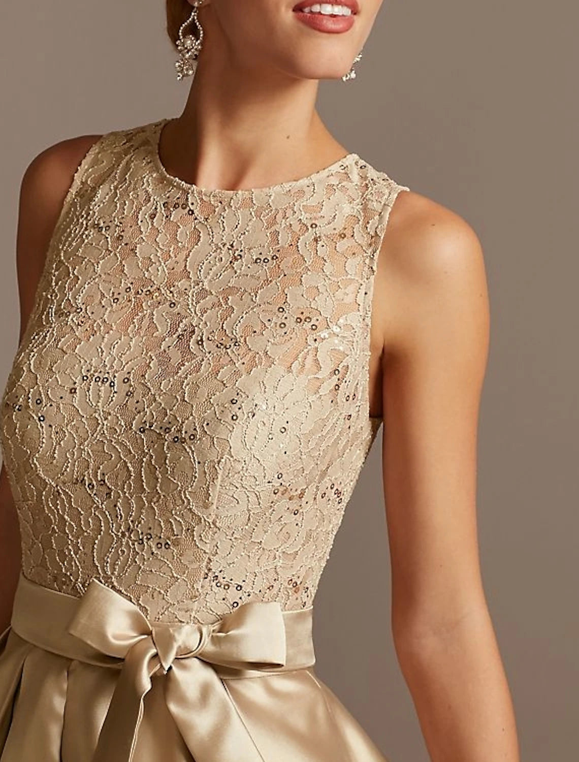 Abito da cerimonia per la madre della sposa, a trapezio, elegante, con scollo a V, asimmetrico, in raso e pizzo, senza maniche, con fiocco/i e pieghe.