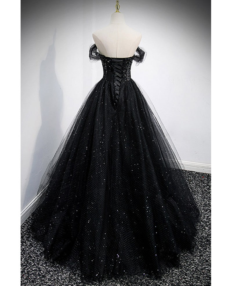 Vestido de noche negro brillante único con tirantes al hombro, de malla transparente, con espalda descubierta en forma de A y largo hasta el suelo.
