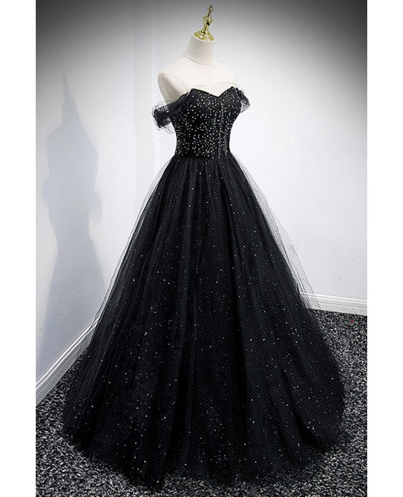 Vestido de noche negro brillante único con tirantes al hombro, de malla transparente, con espalda descubierta en forma de A y largo hasta el suelo.