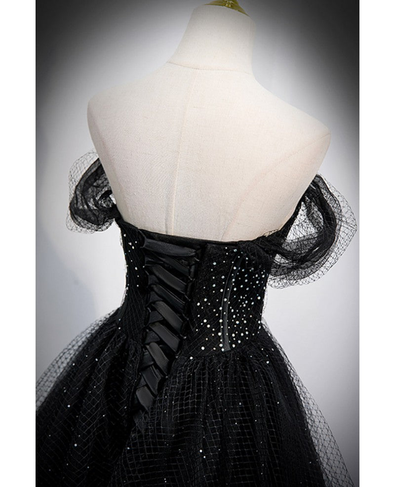 Vestido de noche negro brillante único con tirantes al hombro, de malla transparente, con espalda descubierta en forma de A y largo hasta el suelo.