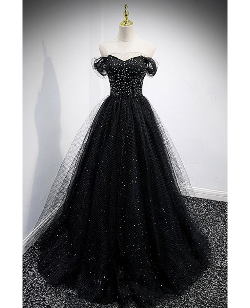 Vestido de noche negro brillante único con tirantes al hombro, de malla transparente, con espalda descubierta en forma de A y largo hasta el suelo.