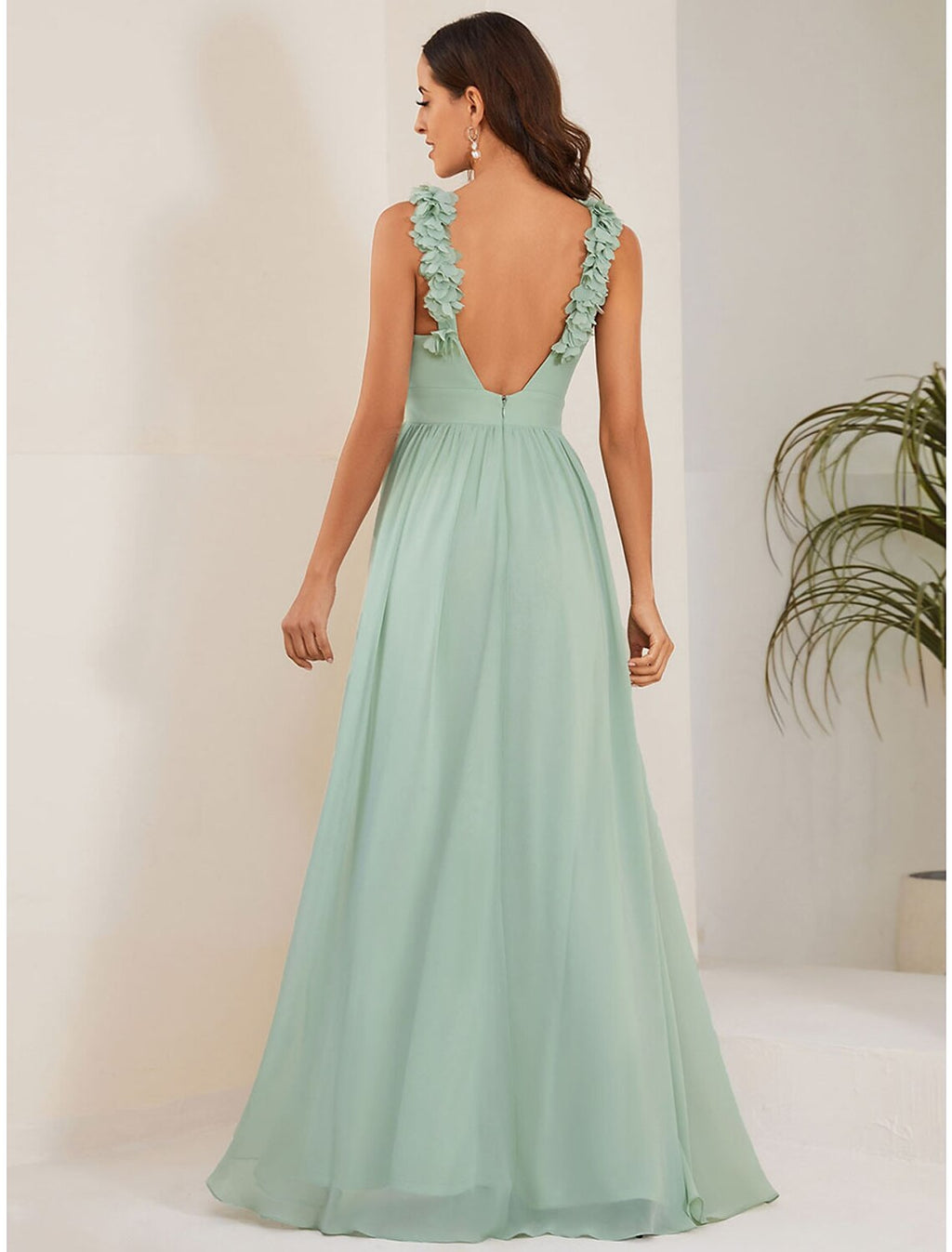 Abiti da sposa a trapezio, eleganti, formali, lunghi fino al pavimento, senza maniche, con scollo gioiello, in chiffon, con pieghe e fiori sulle spalle