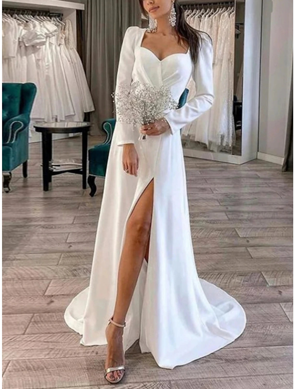Vestidos de novia formales, corte tubo/columna, escote corazón, manga larga, cola de corte, satén, con pliegues y abertura frontal.