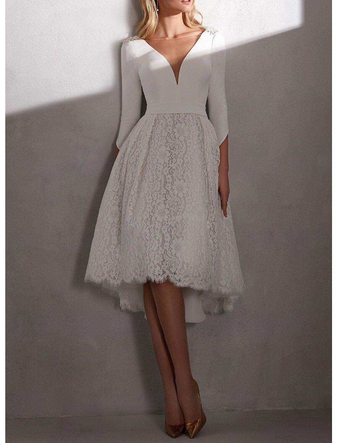 Vestidos de novia sencillos de recepción Vestidos de novia Vestido tubo/columna Hombros descubiertos Manga corta Largo hasta la rodilla Encaje Vestidos de novia con apliques Parte delantera abierta