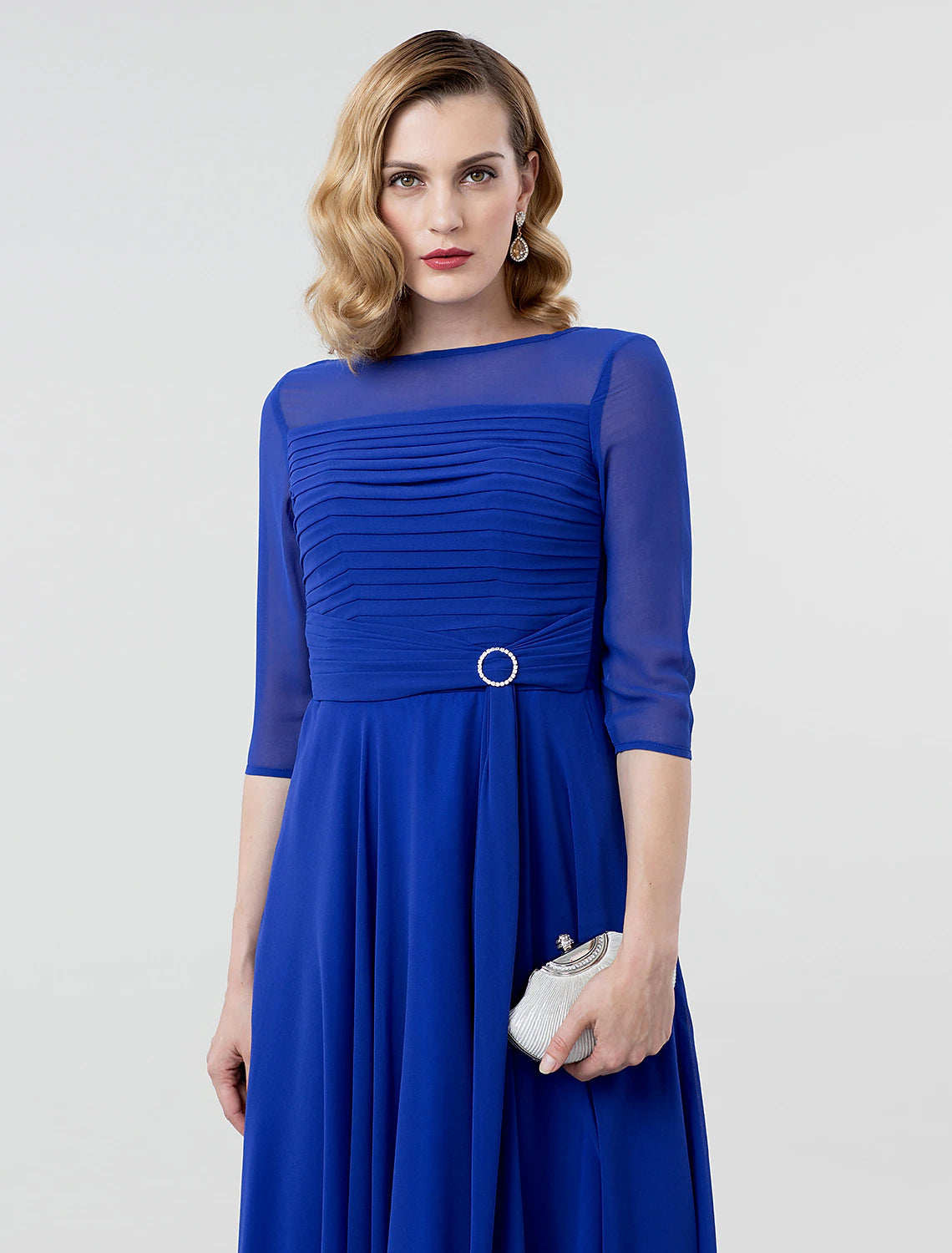 Abito da sera elegante a trapezio, da cerimonia, con scollo a barca, maniche a 3/4, lunghezza tè, in georgette con spilla di cristallo arricciata 2025 / maniche trasparenti