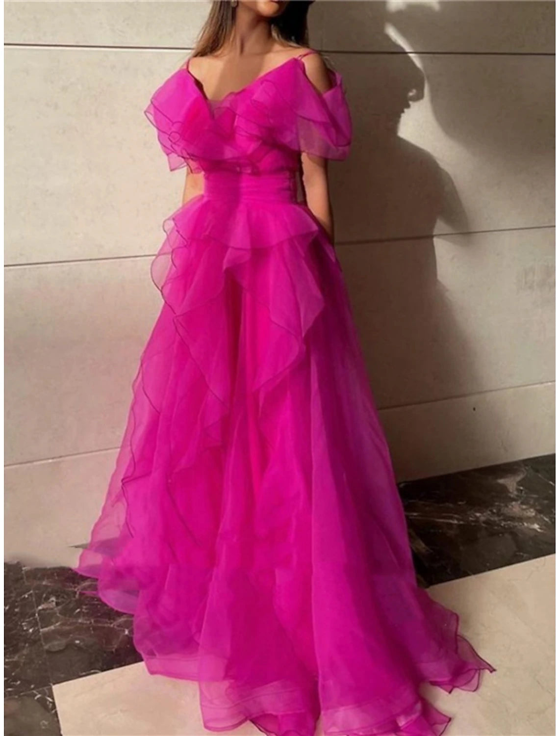 Abiti da ballo a trapezio, eleganti, formali, con strascico a ruota, maniche corte, scollo a V, in organza con pieghe e volant