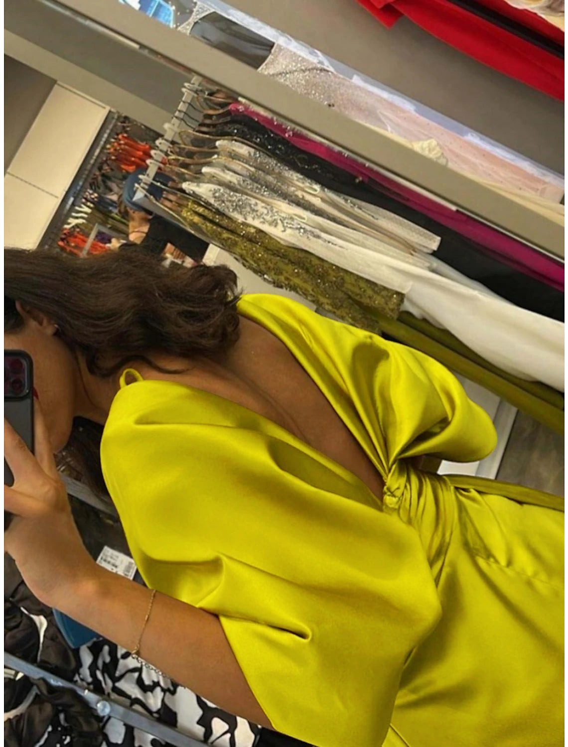 Vestido de noche elegante con corte en forma de columna, corte formal, cola larga, media manga, escote en V, satén, pliegues, fruncido y cristales.