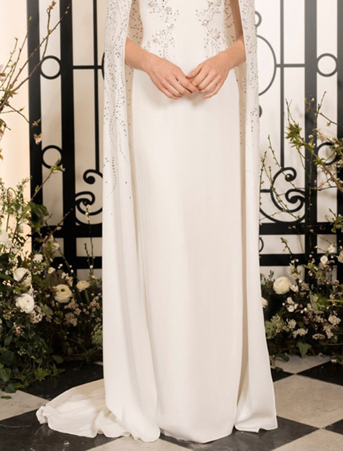 Vestido de noche elegante con corte en forma de columna, para invitados de boda, fiesta de bodas, largo hasta el suelo, sin mangas, cuello joya, capas de gasa con cristales