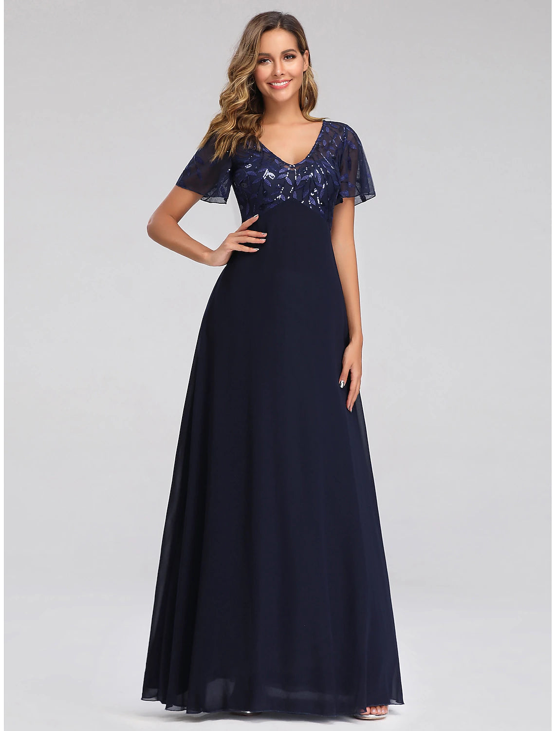Abiti da sposa a trapezio, eleganti, autunnali, lunghi fino al pavimento, a maniche corte, con scollo a V, in tulle con applicazioni di paillettes