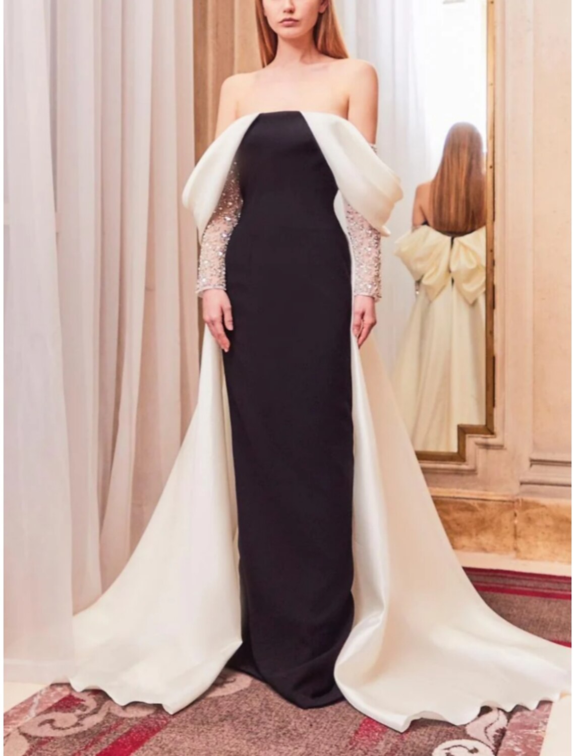 Vestido de noche negro con corte entallado, elegante, formal, de cola, manga larga, sin tirantes, de satén, con pliegues y lentejuelas fruncidas.