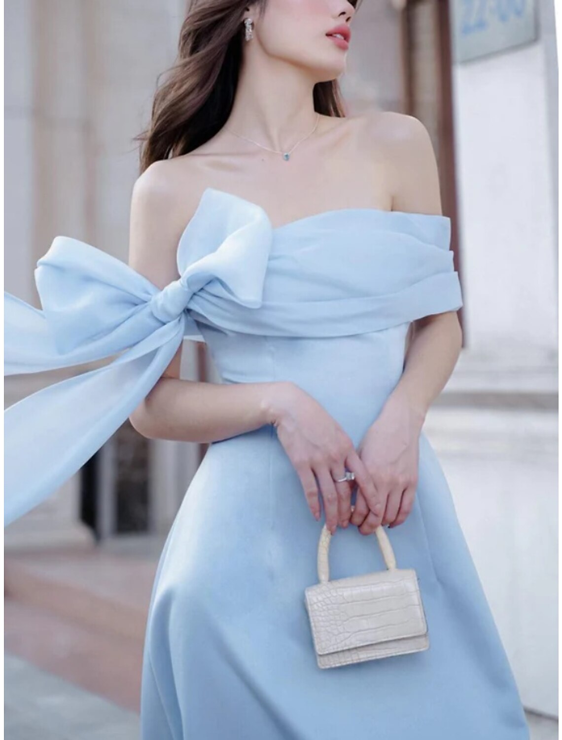 Abito da sera a trapezio, elegante, formale, lunghezza alla caviglia, manica corta, spalle scoperte, seta sintetica con fiocco/i e pieghe