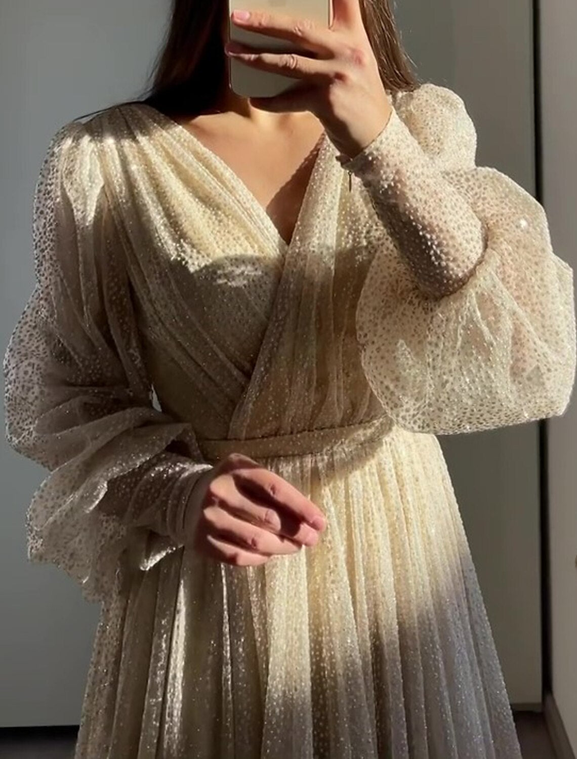 Abiti da ballo a trapezio, eleganti, formali, con cravatta nera, lunghi fino al pavimento, maniche lunghe, scollo a V, in tulle con arricciature.