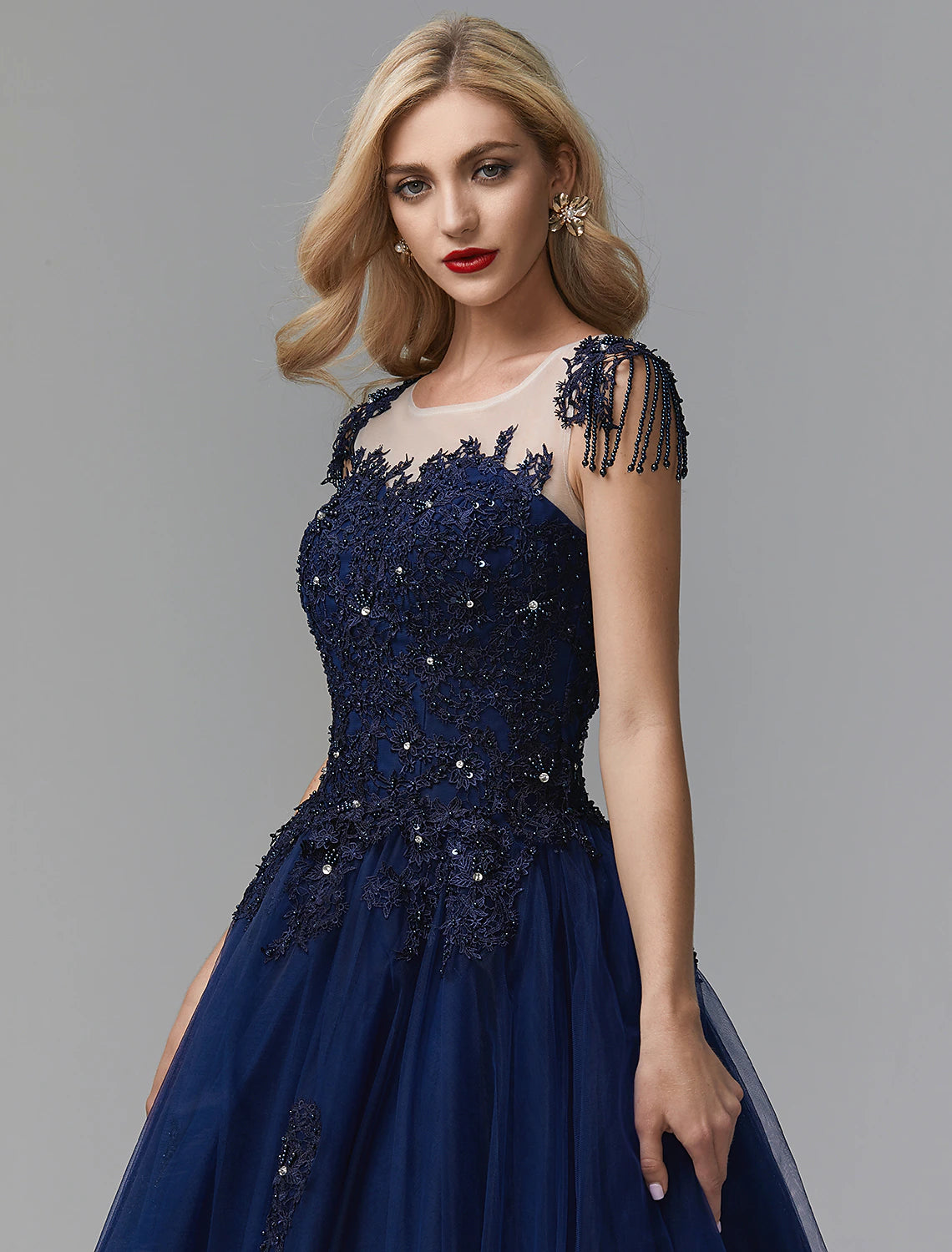 Vestido de fiesta con brillo, vestido de quinceañera, cola capilla, manga larga, hombros descubiertos, satén con apliques de cuentas