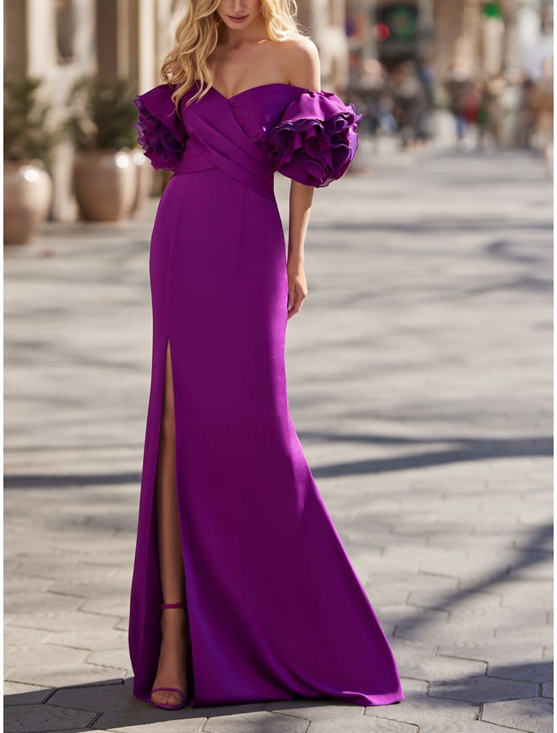 Abito da sera a trapezio, elegante, formale, autunnale, con strascico a ruota, manica corta, spalle scoperte, tessuto con volant arricciati e spacco 2025