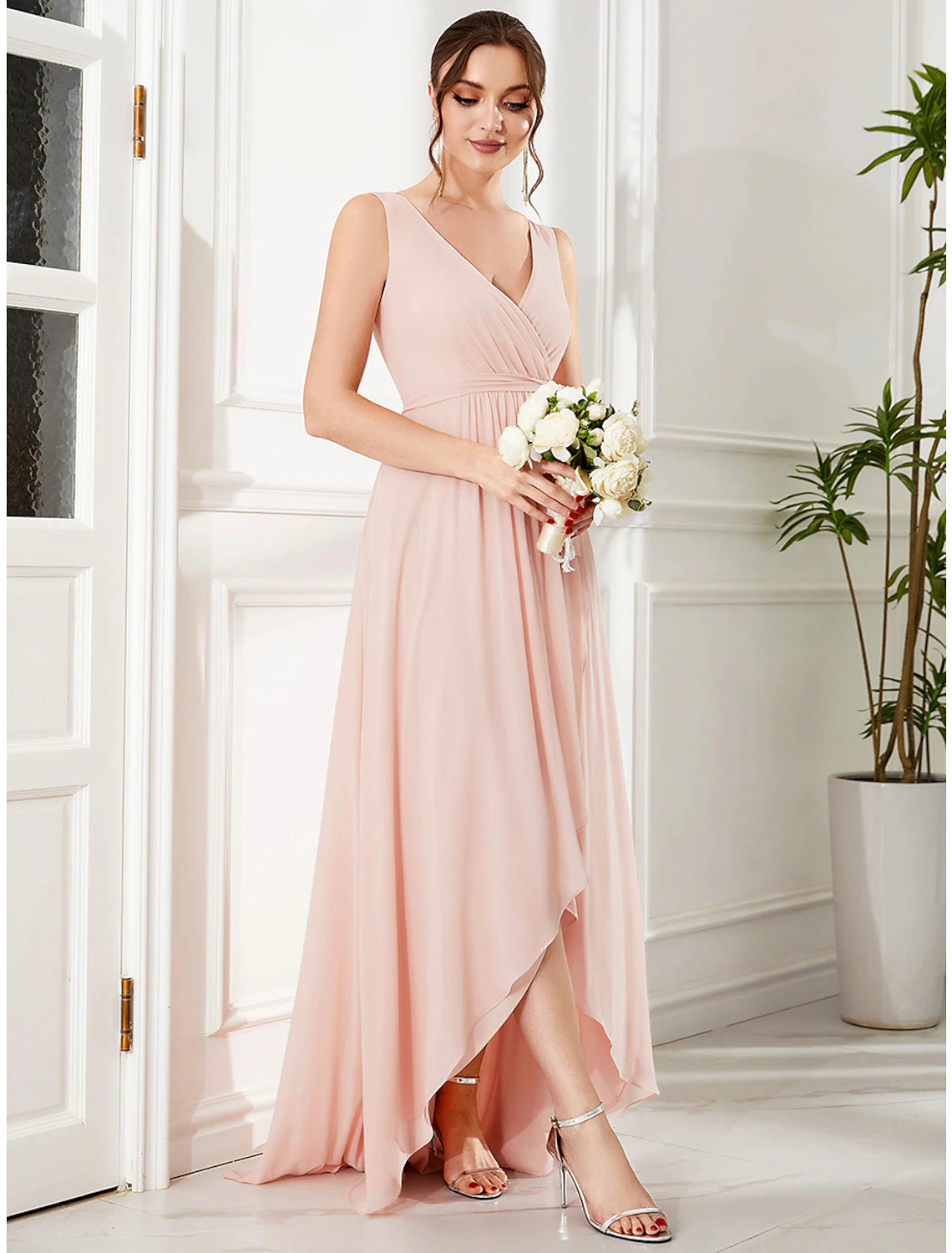 Abiti da sposa a trapezio, eleganti, da festa, asimmetrici, senza maniche, scollo a V, in chiffon con volant e spalline.
