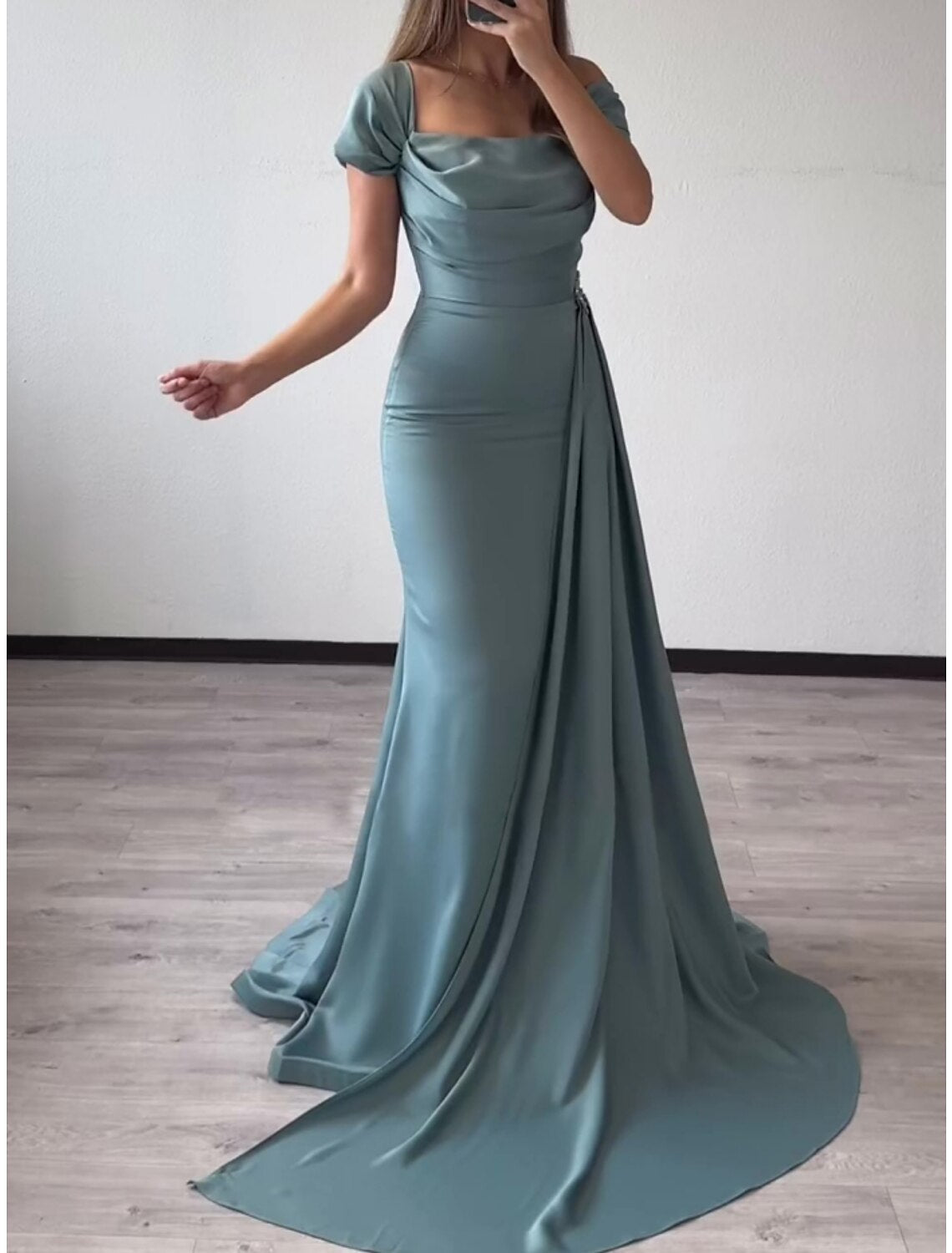 Vestido de noche elegante con corte en forma de columna, corte formal, cola, manga corta, escote cuadrado, satén con pliegues y cristales fruncidos.