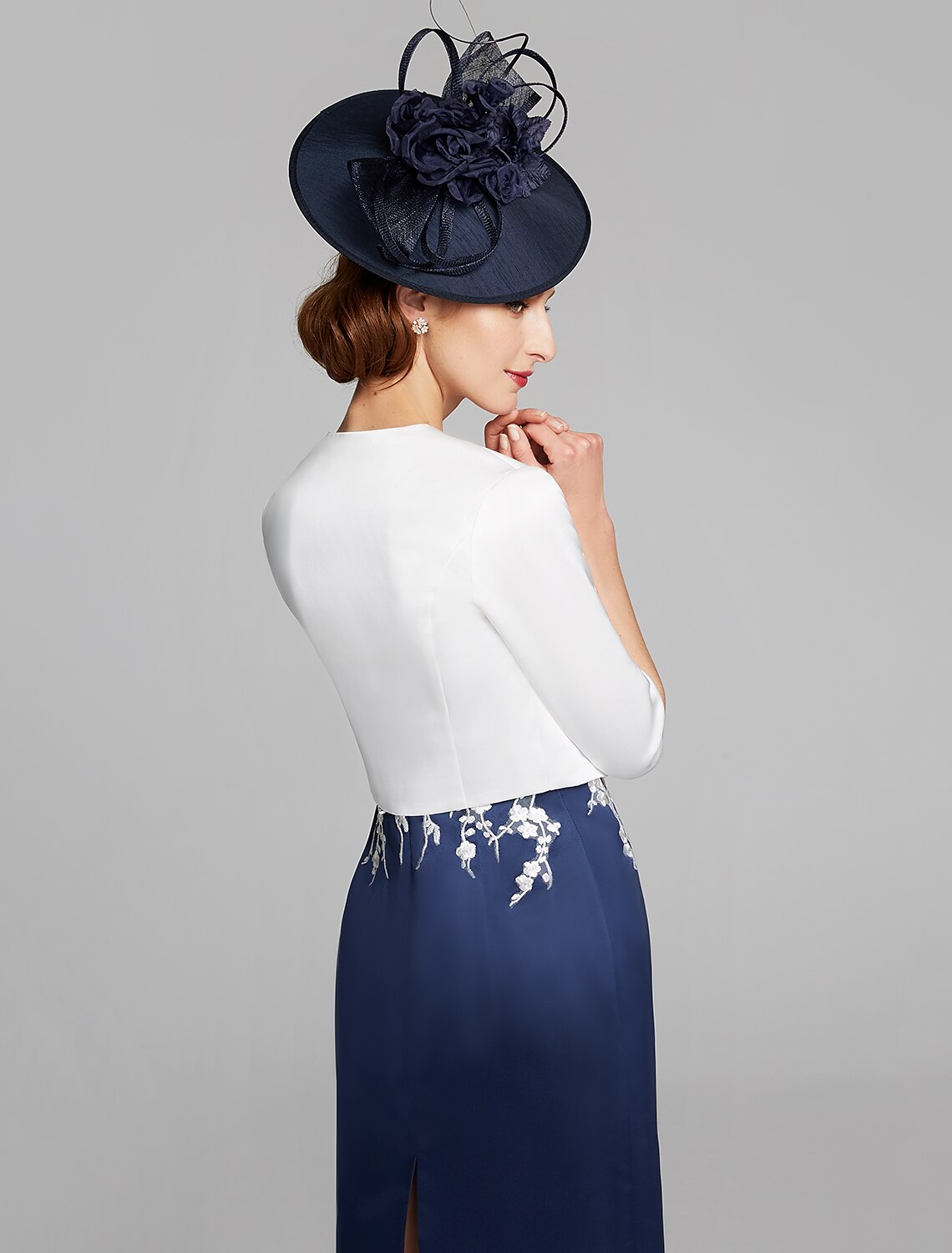 Vestido de madre de la novia con corte tubo/columna, chal incluido, escote joya, largo hasta la rodilla, satén, encaje, sin mangas y apliques