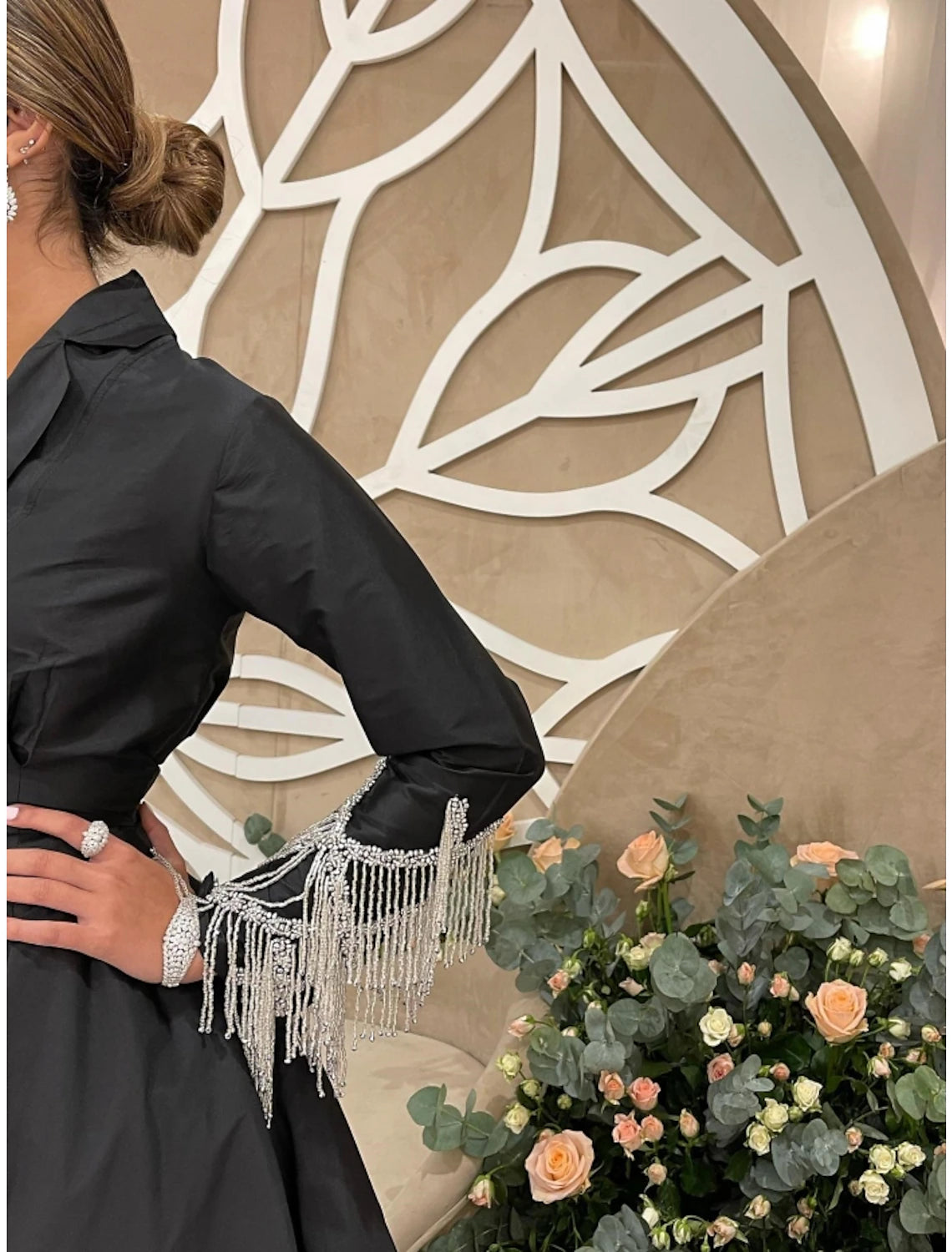 Abito da sera a trapezio, elegante, formale, con strascico a ruota, nero, a maniche lunghe, con colletto a camicia, in raso con pieghe e nappe, 2025