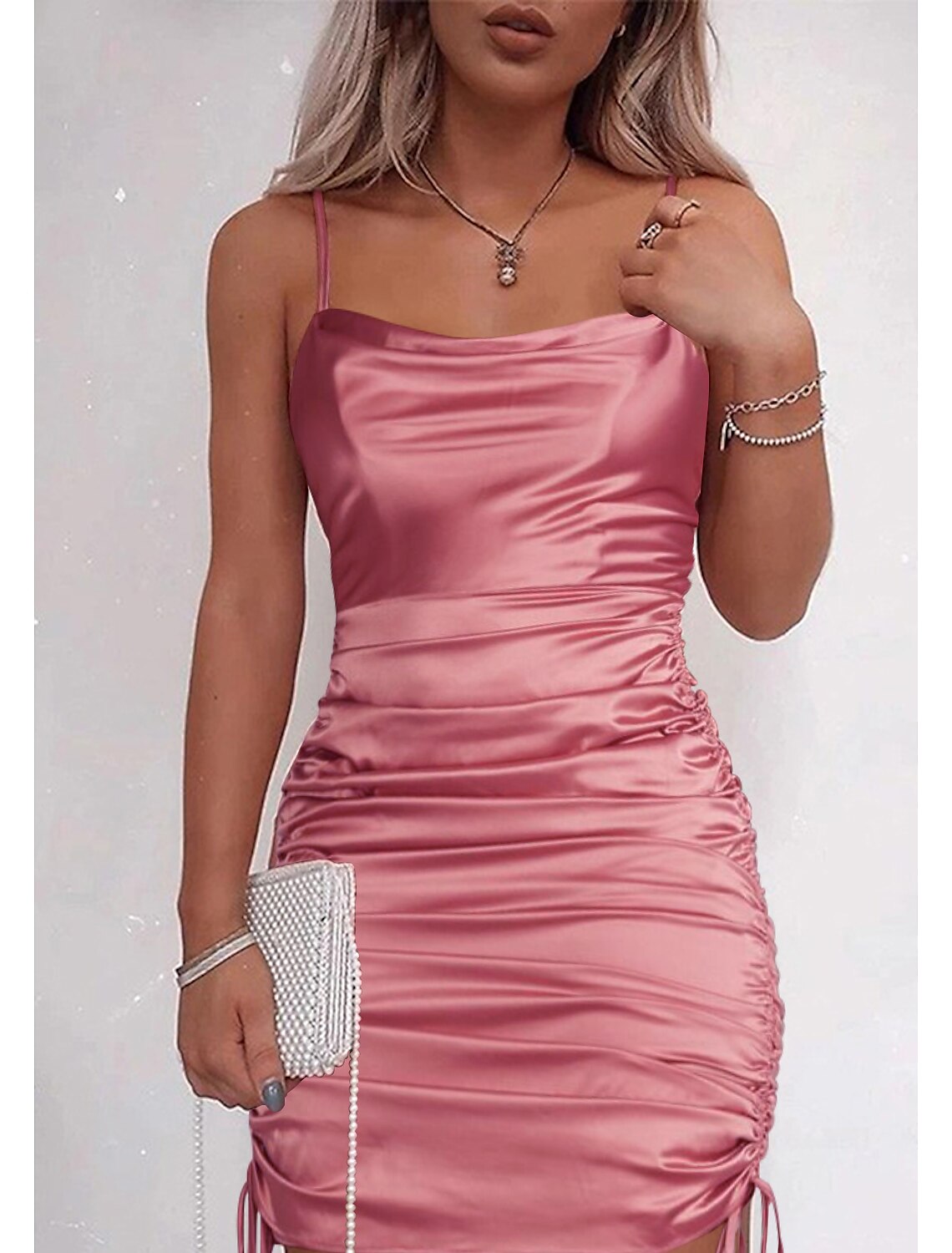 Vestidos de fiesta de sirena/trompeta, sin espalda, para cóctel, dulces 16, cortos/mini, sin mangas, con tirantes finos, de satén rosa, con flecos y borlas fruncidas.