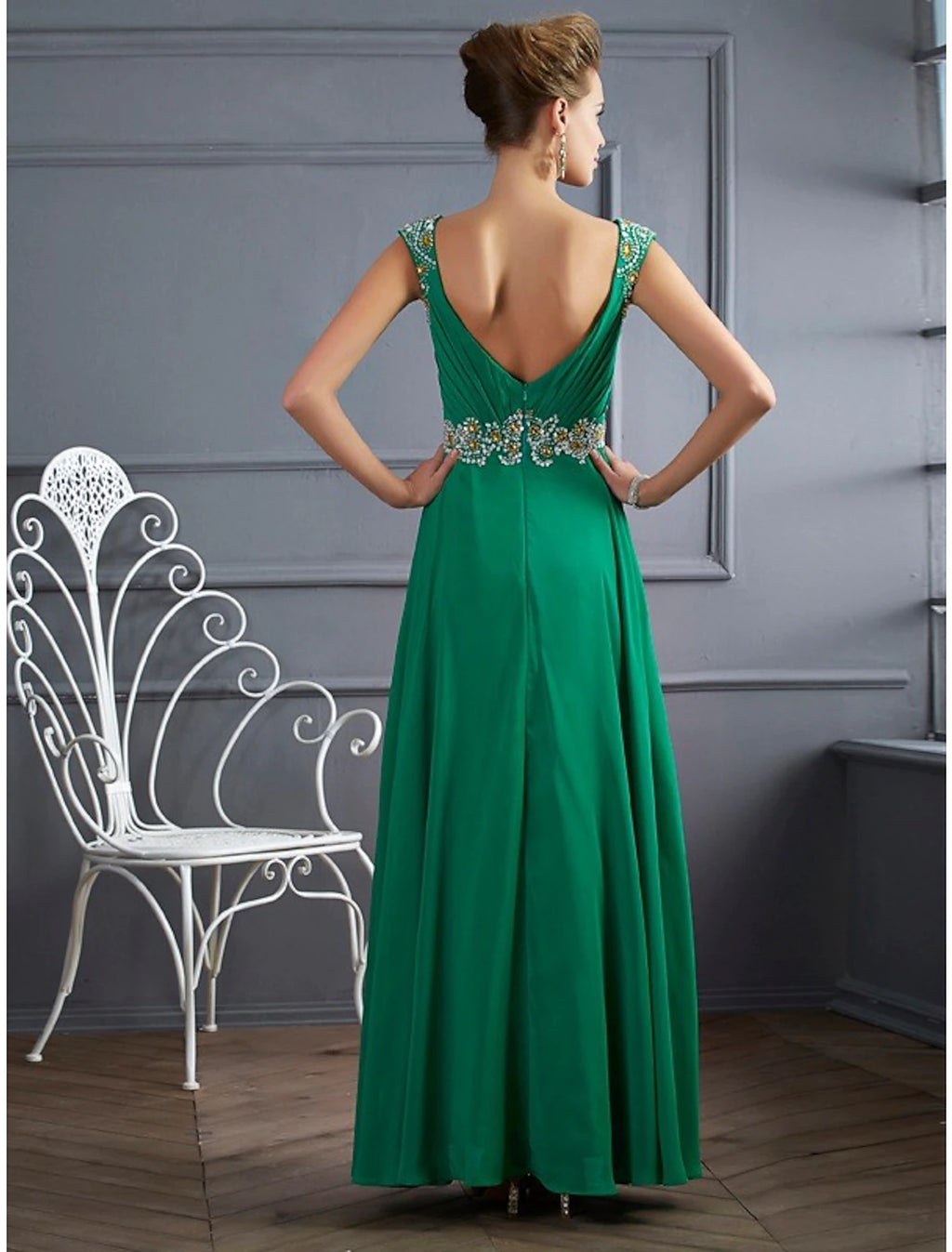 Abito da sera a trapezio, scintillante e brillante, lungo fino al pavimento, senza maniche, scollo a V, in chiffon con strass e arricciature