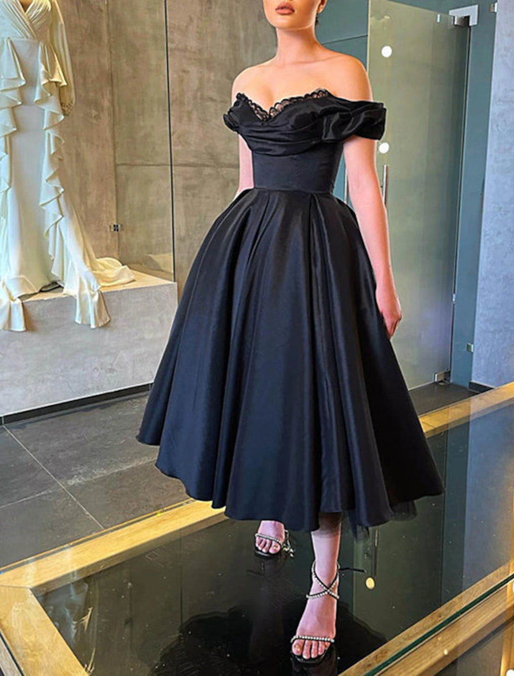 Vestido de fiesta negro de corte A, vestido vintage para fiesta de bodas, mascarada, largo hasta la rodilla, manga corta, hombros descubiertos, para invitados de boda de otoño, satén con fruncido