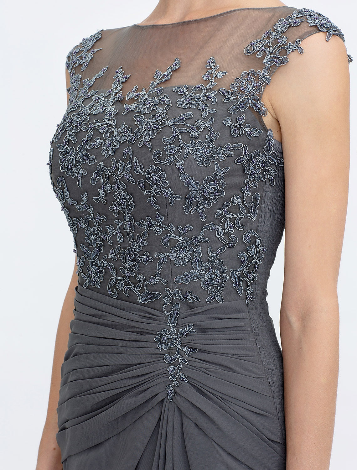 Abito da cerimonia per la madre della sposa, a trapezio, elegante, trasparente, con scollo a barchetta, lunghezza al pavimento, in chiffon e pizzo, senza maniche, con drappeggio laterale.