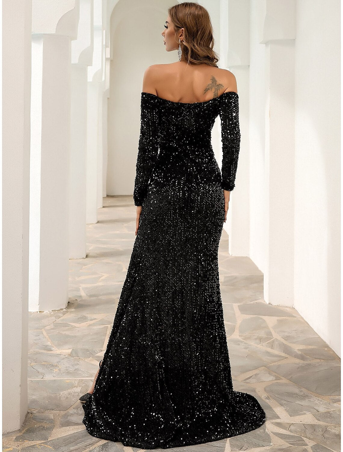 Vestido de noche formal negro de corte A, brillante y con brillo, con cola larga y hombros descubiertos, de terciopelo y abertura con lentejuelas.