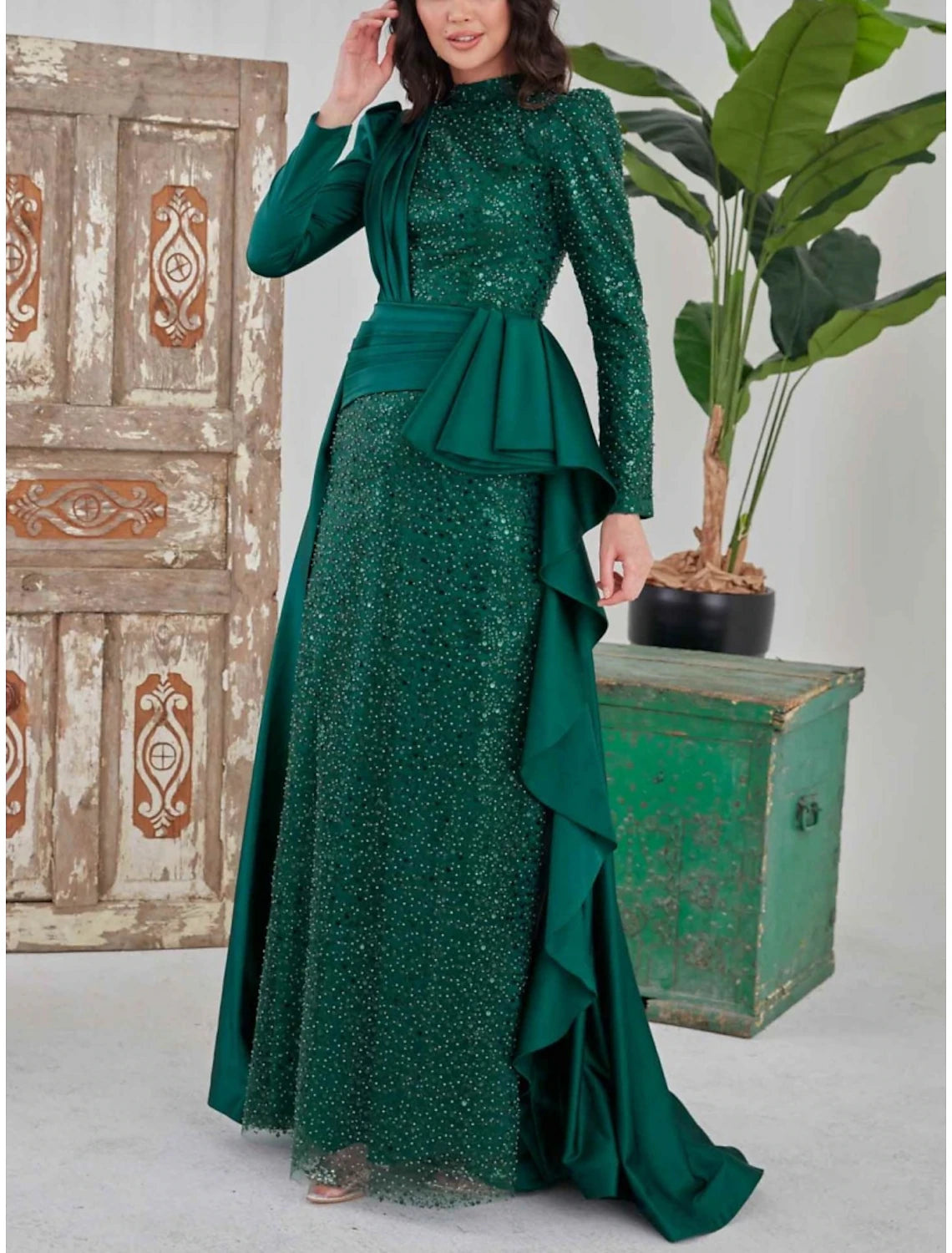 Abito da sera a trapezio color champagne, elegante, formale, con strascico a ruota, manica lunga, collo alto, raso con pieghe glitterate e arricciato